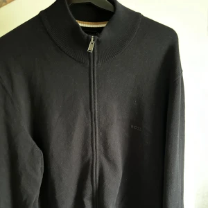 Boss Cardigan - Säljer min Hugo Boss cardigan då den tyvärr inte används, supersnygg som användts endast fåtal gången, skick 8,5/10🔥 Priset är inte hugget i sten! Nypris ca 2200kr