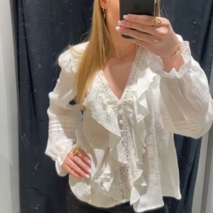Blus från zara  - En blus från zara, använt 2 gånger och säljer pågrund av att ja inte använder den. Kostar igentligen 400 men säljer för 210kr.