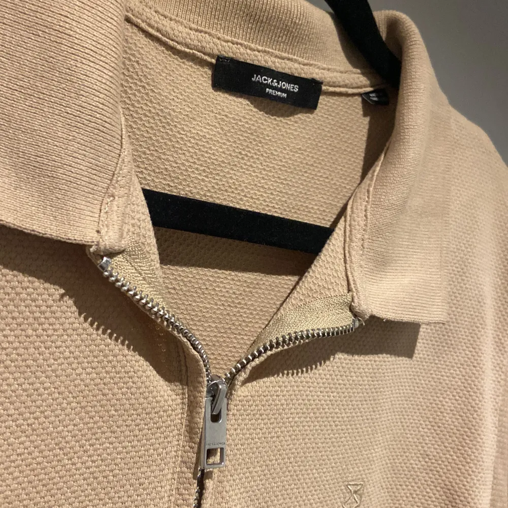 •Quarter Zip Piké från Jack & Jones  Storlek XS  Inge konstigheter med den, mycket fint skick!   Mvh Oliver . Tröjor & Koftor.