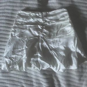 Vit satinkjol  - Säljer en helt ny satinkjol med prislappen kvar💓