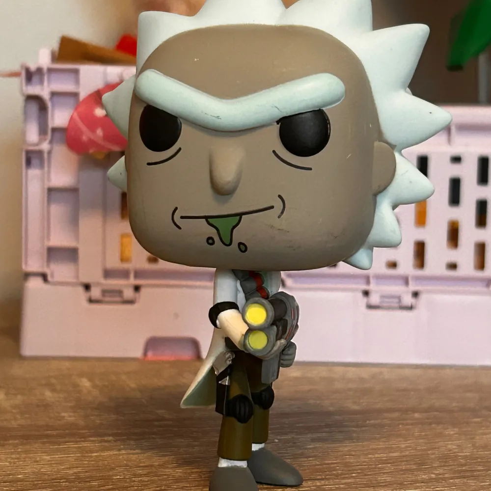 Rick and morty funko pop! Rick sanchez, har små skavanker, har bara stått på fönsterbrädan så vet ikke hur märkerna kommit till... Övrigt.