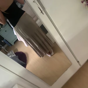  Beige Lång kjol  - Lång kjol från Gina tricot med storlek S. Har en liten blekare fläck.