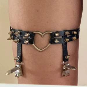 Spikey heart garters. Stretchy so can fit most sizes.