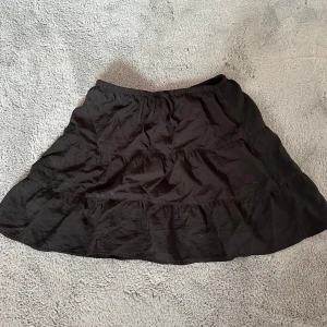 Svart kjol - Säljer denna jättefina svarta kjol då den i kommer till användning, haft på mig den minst 3 gånger 