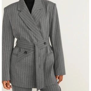 Grå pinstriped blazer från STOCKHLM - Grå pinstriped blazer från STOCKHLM med skärp. Helt oanvänd! Nypris 1499kr