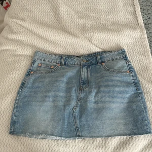 Jeanskjol  - Snygg jeanskjol🩷