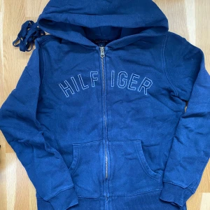 Tommy Hilfiger hoodie - I använt men fint skick. Köpt i hilfigerbutik i usa