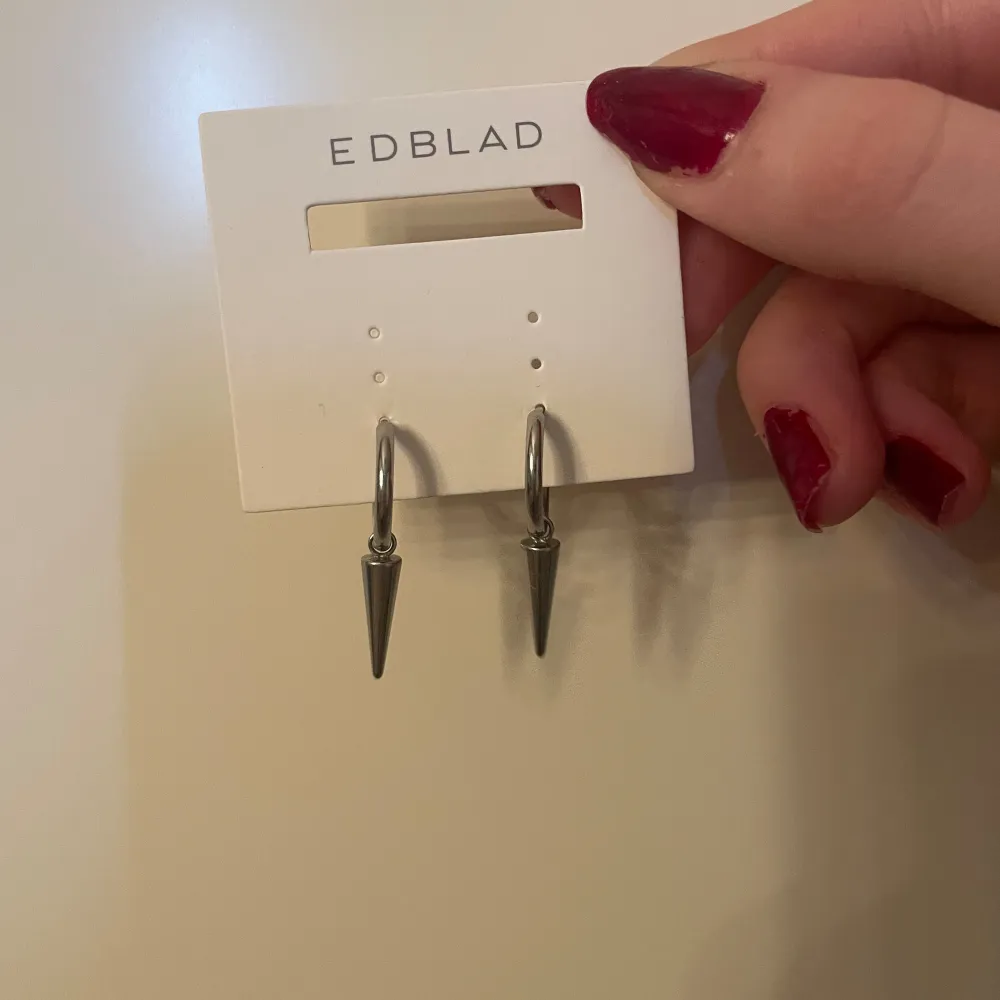 Säljer detta örhänge ifrån Edblad, ”Peak Hoops Steel”. Använder inte silver länge, därav så säljer jag det. Nyskick! Hör av dig vid frågor!🙏🏼 pris; 300 + frakt! Pris går att diskuteras!💕💕. Asusteet.
