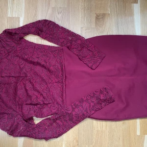 Miniklänning - Miniklänning i spets med öppen rygg. Sitter jättefint och tyget är förlåtande enligt mig. 