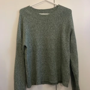GRÖN STICKAD VERO-MODA TRÖJA  - Säljer denna gröna stigande tröja från vero Moda ! Andvänd 1 gång då den var för stor för mig <3 