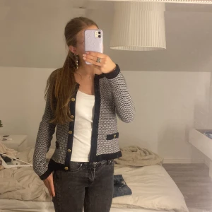 Kofta  - En jätte fin svart-vit kofta från Stockh lm, aldrig använd. En knapp har åkt av dom följer med vilket bara är att sy på.Nypris runt 699kr