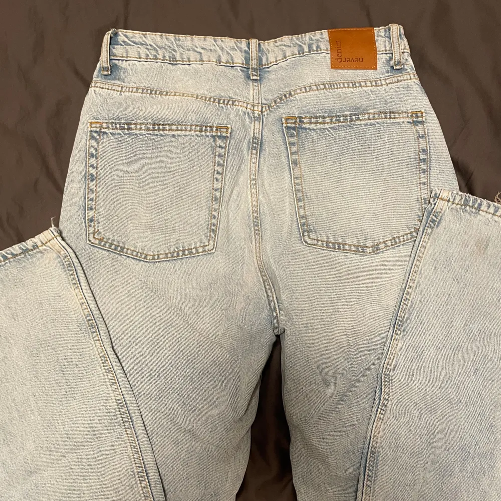 Från Bikbok nyskick skit snygga storlek M ganska långa nypris 499kr säljer för 150kr. Jeans & Byxor.