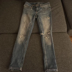 Ljusblåa never denim jeans  - Storlek xs, låg midjat, ljusblåa med hål, skick gott som nya 