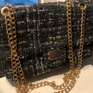 Tiamo väska - Säljer min jätte fina Tiamo väska,man kan ha den som handväska,  priset kan diskuteras💕