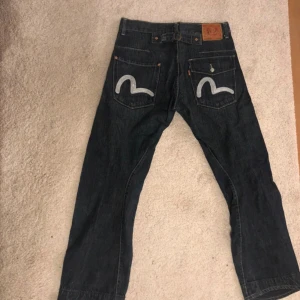 Evisu jeans  - 32x34 bra jag har S-M i jeans o de sitter bra på mig! Bra skick! 