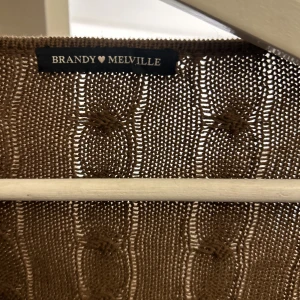 Brandy Melville kofta - Säljer nu denna brandy melville koftan som använd max en gång då jag renasar garderoben! Kom gärna med prisförslag, priset kan diskuteras!