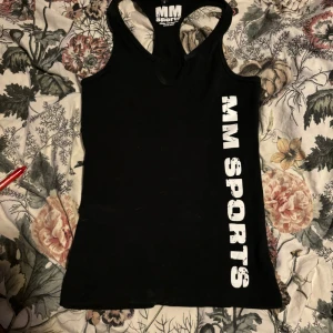 MM sports linne  - Ett svart MM sport, träningslinne i braskick och sköntmateriall. kontakta mig för frågor eller för fler bilder💗