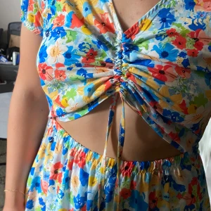 Klänning - Färgglad sommarklänning, snygg knytning vid bysten som är justerbar. Storlek M💚