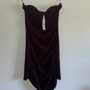 Fest klänning - Säljer denna då jag inte fått användning för den! En jättefin klänning med prislappen kvar! Går inte att få tag på längre då den utgått ur sortimentet🌸 ⭐️ Nypris 399kr