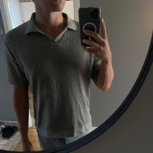 Slutsåld grön Pike Zara man - Säljer en slutsåld grön pike med spetsmönster från Zara man. Piken är i felfri kvalite och bara använd 1 gång. Nypris 499kr