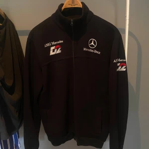 Vintage F1 Mercedes Kofta - Skitnaygg vintage kofta från Mercedes F1. Snygg croppad passform i tjockt material. Inga defekter eller skador, sitter som en L.