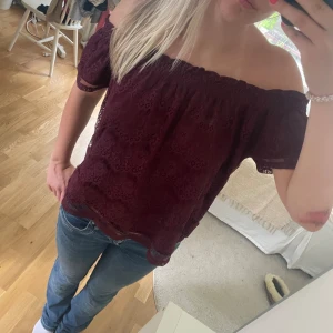 Off-shoulder topp - Vinröd spets off shoulder topp❤️