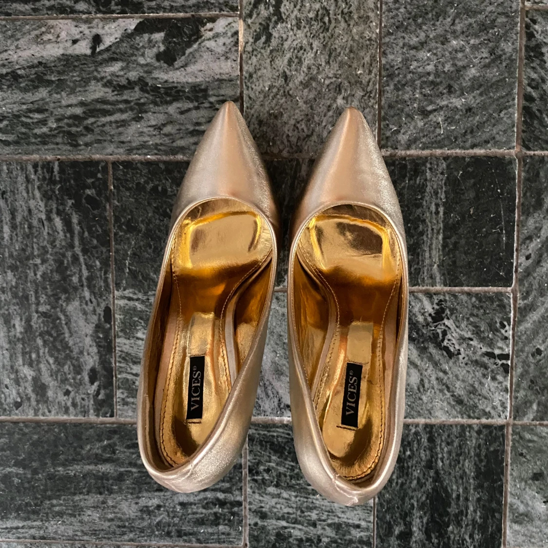 Guldiga klackskor  - 90