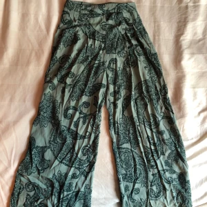 Byxor från Indiska🐚🌊 - Byxor från Indiska. Färgen är som på första bilden💓 storlek 34 och är inte stretchiga. Dom passar inte mig så de är ner vikta på bilderna när jag har på mig dom😊 Dragkedja på sidan. Jag är 163🩷