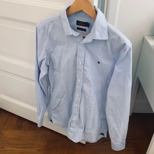 Morris Skjorta - Perfekt till Sommaren! Nypris: Ca 1500 kr  Mycket bra skick! Storlek: 37/38 (S-M)