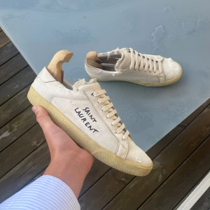 Saint Laurent skor - Säljer mina saint laurent skor pga att de är flr små. 9/10 skick pris kan diskuteras, hör av er vid minsta fundering😁