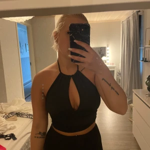 Fin topp - Jätte fin topp med öppen rygg, använd nån fåtal gång