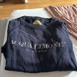 Acqua lumpne tröja - Xs passar S marinblå och bra skick använd fåtal gånger! Ny pris 1099!!