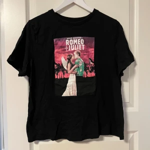 Romeo & Juliet T-shirt - Använd men fint skick
