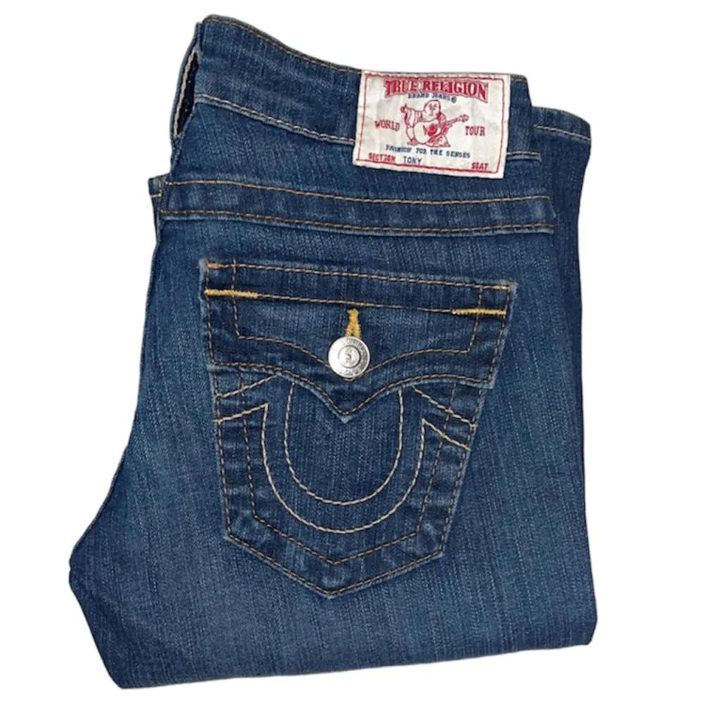 Lågmidjade Bootcut True Religion jeans. W24 [Ytterbenslängd 109cm] [Innerbenslängd 90cm] [Midja 36cm] [Benöppning 22cm]. Jeans & Byxor.