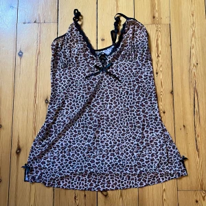 Leopard y2k långt linne  - Så fint långt linne/ lingerie med svarta rosetter från Ann Summers i stl 44-46. Sheer och i fint skick! Söta spetsdetaljer 🎀