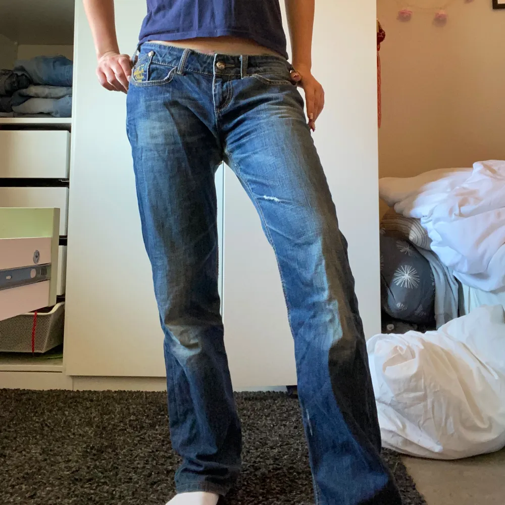 Säljer pga fel strl. Killah jeans strl 30 (midja) med roliga detaljer så som söta knappar och text på fickor. Hål i ena fickan bak men ej genom hela jeansen. Slitningar men ej hål på innersida låret. 86cm midja, innerben 76cm. Jag är 169cm 🍓. Jeans & Byxor.