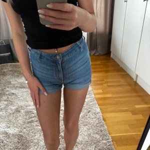 högmidjade jeansshorts  - snygga högmidjade jeansshorts från h&m i storlek 34!