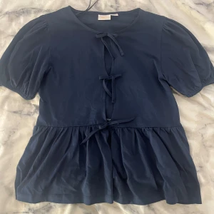 Marinblå Tröja/blus - Jättefin marinblå tröja/blus i storlek 158 från gina tricot. Jätteskönt material och bra passform. Aldrig använd. Originalpris 230 kronor. Pris kan diskuteras! HELT SLUTSÅLD ONLINE OCH ALLA BUTIKER!!