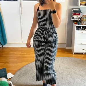 Byxdress - Byxdress från Hollister i XS Endasr använd ett fåtal gånger 