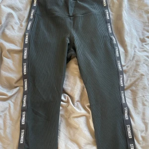 Träningsbyxor  - Träningsbyxor från stronger, storlek M. Helt nya.