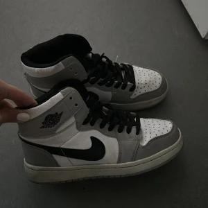 gråa air Jordans  - 36/37