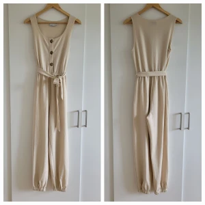 Jumpsuit - Jättemysig jumpsuit som tyvärr är lite för stor för mig. Använd en gång. Nyskick.