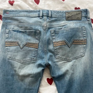 Raka Lågmidjade Diesel Jeans - Så snygga lågmidjade diesel jeans. Längd 78 cm, rakt över midjan 44 cm. Hör av dig vid frågor💗
