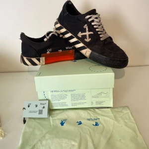 Off White Vulcanized Sneakers - Hej, säljer ett par Off White sneakers i svart färg. Använt skick och har tecken på defekter, slitna men fortfarande kvar att ge (de ska se ”distressed” ut) allt på bild medkommer vid köp. Lätta att stylea. Trendsäkra. Nypris 4000kr. Storlek 42. Pris kan diskuteras. Hörs i DM! 