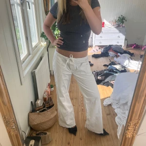 Lågmidjade linnebyxor - Helt perfekta Lågmidjade linnebyxor, går att knyta i midjan så passar fler storlekar. Jag är 170 för referens. Hör av er vid frågor💗