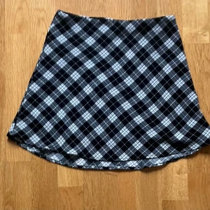 Mönstrad minikjol  - Mini kjol med schack mönster, oanvänd från hm.