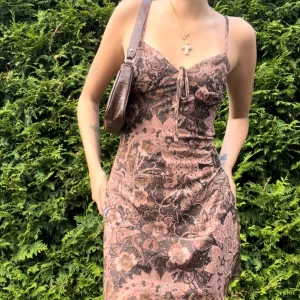 Brun mönstrad klänning - ❗️Väskan säljs också i annan annons❗️ Paketpris om man köper flera saker från min sida, lägger upp massa nytt nu!💖 Allt doneras 15 aug, köp innan det <3