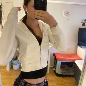 Vit zip hoodie - Vit/beige zip hoodie från H&M i storlek S, sådär skick, nypris 149 kr💗