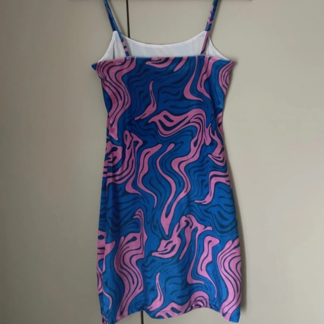 Mönstrad kort klänning - 90