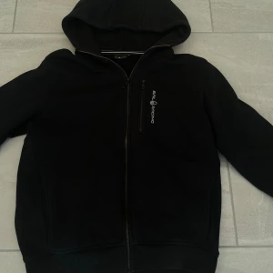 Sail Racing hoodie  - Tja! Säljer denna Sail Racing hoodien pga att jag inte använder den längre. Skicket på hoodien är 9/10 förutom att den är lite solblekt. Storlek M.